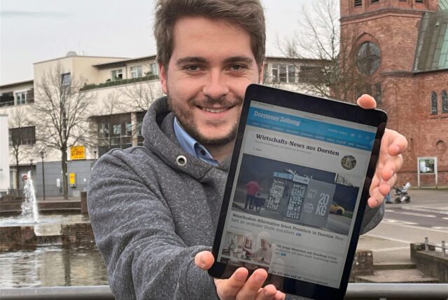 Julian Preuß mit einem iPad in der Hand