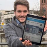Julian Preuß mit einem iPad in der Hand