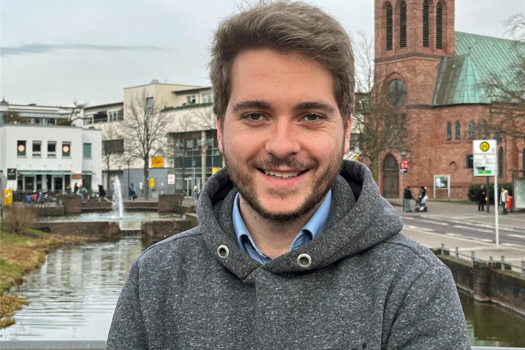 Julian Preuß steht auf einer Brücke.