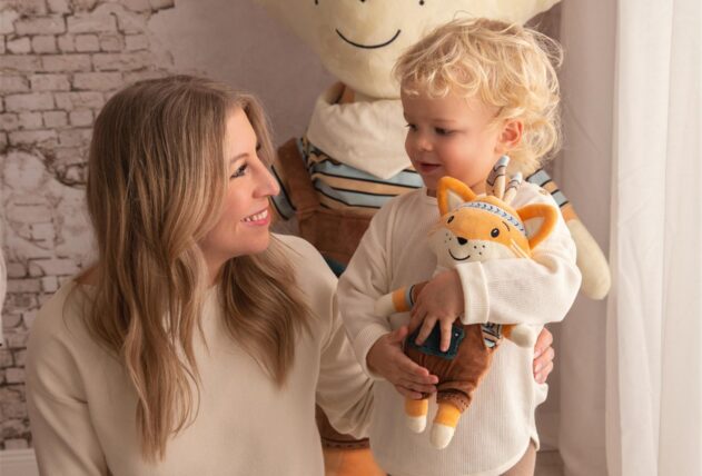 Vanessa Cymerman mit Sohn Jannis und Kuscheltier Schlummi