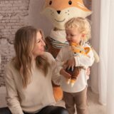 Vanessa Cymerman mit Sohn Jannis und Kuscheltier Schlummi