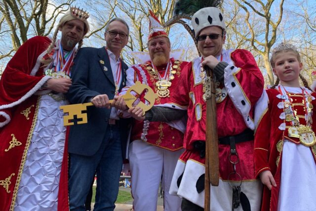 Bürgermeister André Dora ist umringt vom Dreigestirn der KG Rot-Weiiß Datteln und der Stadtprinzessin.