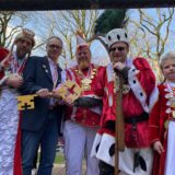 Bürgermeister André Dora ist umringt vom Dreigestirn der KG Rot-Weiiß Datteln und der Stadtprinzessin.