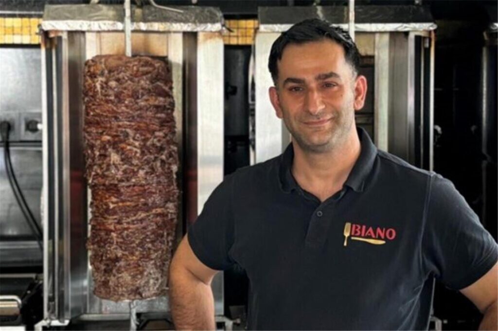 Rastam Hossein vom Imbiss Biano steht vor einem Dönerspieß Rastam Hossein vom Imbiss Biano steht vor einem Dönerspieß