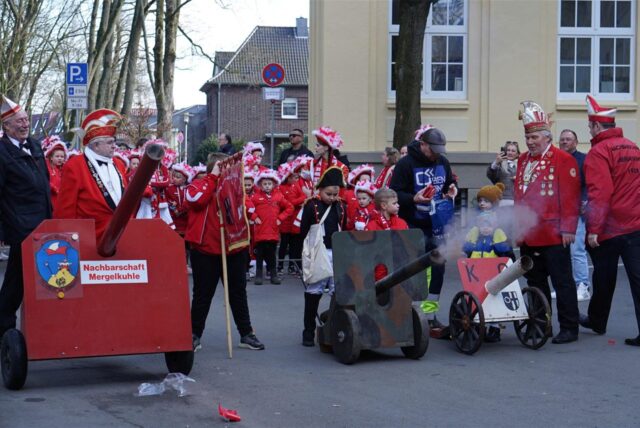 Die KG Rot-Weiß Datteln hat zum Rathaussurm geblasen und Hunderte kleine und große Karnevalsdfans folgten dem Aufruf.