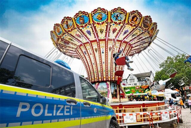 Ein Mann ballt seine Faust.