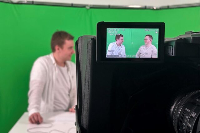 Felix Abrahams und Benedikt Iwen vor einem Greenscreen.