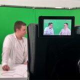 Felix Abrahams und Benedikt Iwen vor einem Greenscreen.