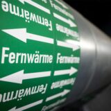 Leitungen sind in der Fernwärmeverteilerstation eines Heizkraftwerks zu sehen