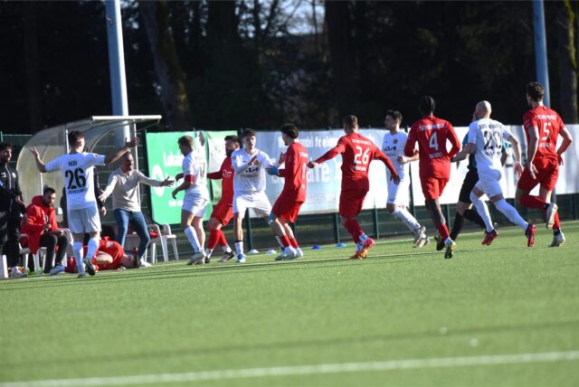 Fußball Oberliga Westfalen 2. März 2025, Jule-Ludorf-Sportanlage; Spvgg. Erkenschwick – SV Schermbeck 0:3. Auf geht’s zur Rudelbildung, nachdem Finn Wortmann (17) nach dem Pfiff Schermbecks Eren Özat gefoult hat.