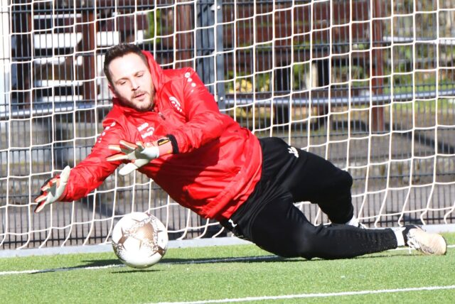 Stefan Oerterer machte sich als Ersatzkeeper warm – kurz vor Anpfiff fehlte es bei den Platzherren an einem zweiten Torhüter.