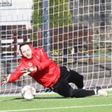 Stefan Oerterer machte sich als Ersatzkeeper warm – kurz vor Anpfiff fehlte es bei den Platzherren an einem zweiten Torhüter.