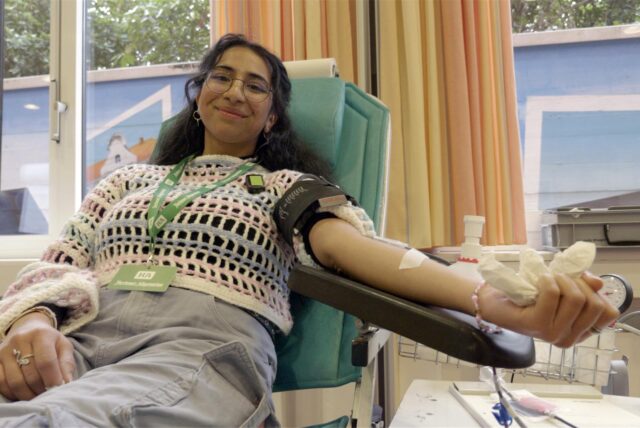 Autorin Rosi Taslima Azam auf einer Liege  im St. Elisabeth-Hospital in Herten.