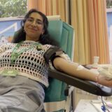 Autorin Rosi Taslima Azam auf einer Liege  im St. Elisabeth-Hospital in Herten.