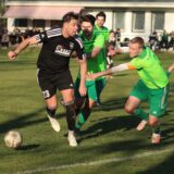 Ivan Rihtar (l.) vom SV Afferde gegen Matthias Wegener vom SV Bausenhagen.