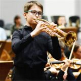 Ben Stümke, ein junger Trompeter, musiziert.