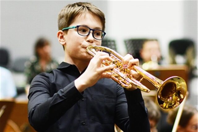 Ben Stümke, ein junger Trompeter, musiziert.