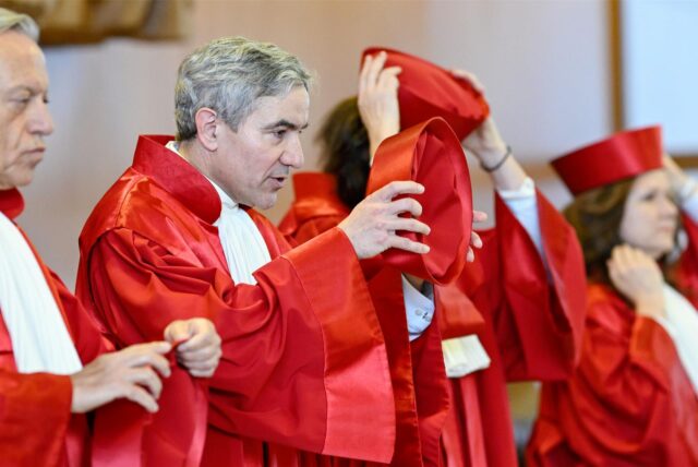 Stephan Harbarth, Präsident des Bundesverfassungsgerichts, und u.a. Ines Härtel (r.), entschieden jetzt über die Verfassungsbeschwerde aus Castrop-Rauxel.