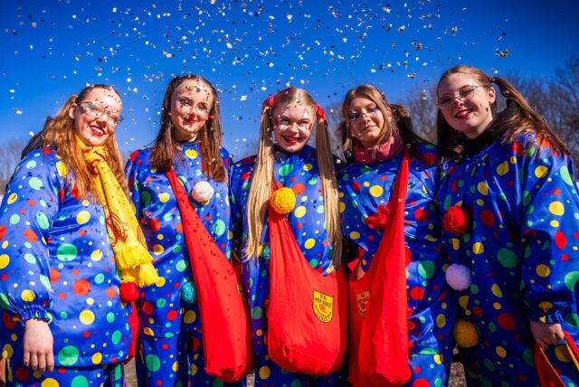 Auch in diesem Jahr ziehen wieder viele Jecken beim Straßenkarneval an Rosenmontag durch die City in Dortmund.