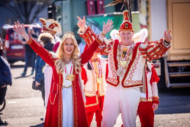 Das Prinzenpaar Nina II und Danny I feierte den Rosenmontagszug in Dortmund mit bester Stimmung.