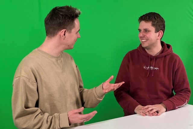 Patrick Schröer erzählt Nico Ebmeier etwas.