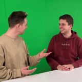 Patrick Schröer erzählt Nico Ebmeier etwas.