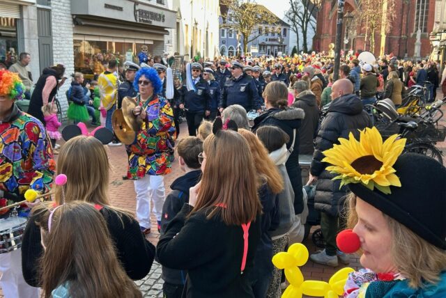Hunderte Karnevalisten waren in Haltern am Rosenmontag unterwegs.
