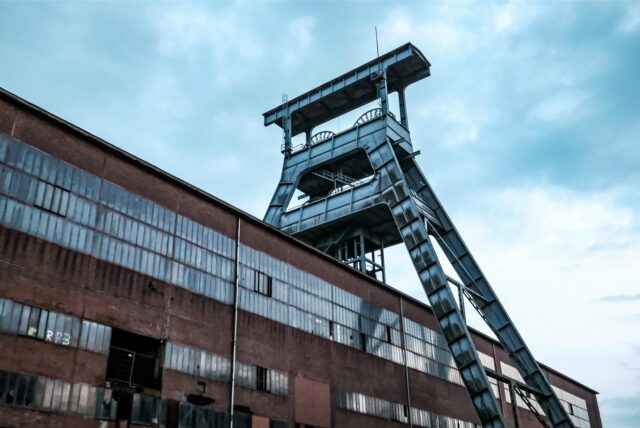 Der Förderturm und eine Halle der ehemaligen Zeche Ewald in Herten-Süd.