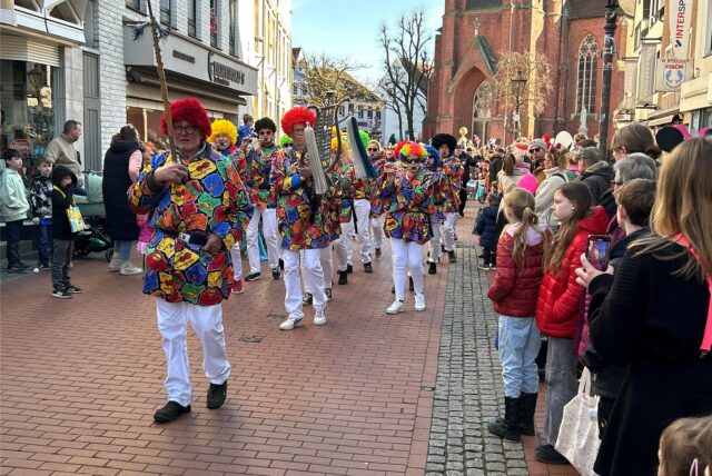 Karnevalisten in Halterns Innenstadt.