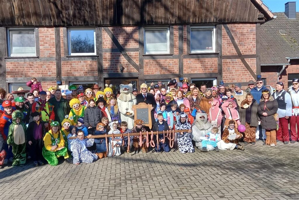 Verkleidete Menschen stehen auf einem Hof. Verkleidete Menschen stehen auf einem Hof.