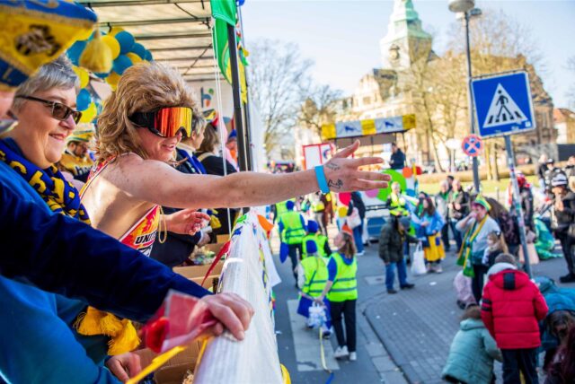 Die Karneval Gesellschaft Herten-Langenbochum beim Rosenmontagsumzug in Recklinghausen dabei.