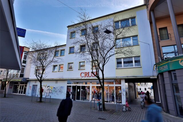 Das Wohn- und Geschäftshaus in der Kamener Fußgängerzone. Im Erdgeschoss befindet sich das Bekleidungsgeschäft Cruse.