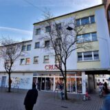 Das Wohn- und Geschäftshaus in der Kamener Fußgängerzone. Im Erdgeschoss befindet sich das Bekleidungsgeschäft Cruse.