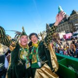 Das Stadtprinzenpaar Heiko I. und Reinhilda I. feiern auf ihrem Prinzenwagen Karneval in Recklinghausen, im Hintergrund ist das Rathaus