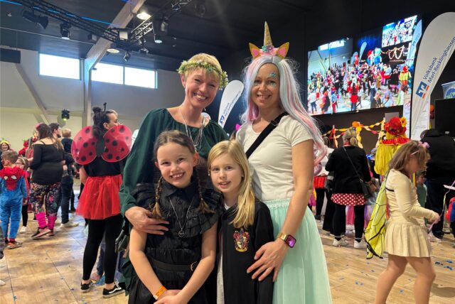 Besucher beim Kinderkarneval 2025 im Eventzentrum Marl-Sinsen in Richtung Bühne.