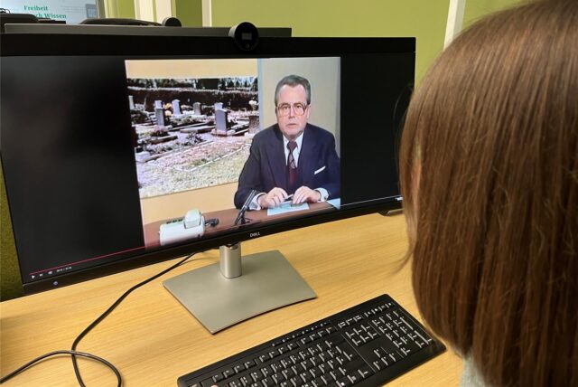 Redakteurin Julia Müller schaut sich eine Folge Aktenzeichen XY an.