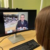 Redakteurin Julia Müller schaut sich eine Folge Aktenzeichen XY an.