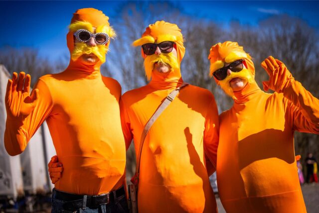 Diese drei Jecken verkleideten sich als die Comicfigur der Lorax.