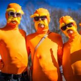 Diese drei Jecken verkleideten sich als die Comicfigur der Lorax.