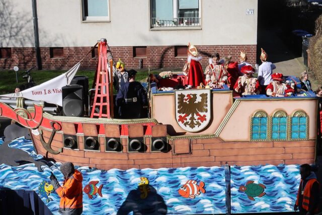 Ein Karnevalswagen in Form eines Schiffes fährt beim Rosenmontagsumzug in Dortmund mit.