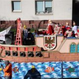 Ein Karnevalswagen in Form eines Schiffes fährt beim Rosenmontagsumzug in Dortmund mit.