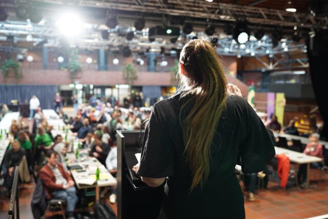 Katrin Lögering, Oberbürgermeister-Kandidatin der Grünen in Dortmund, steht am Rednerpult und spricht zu Parteikollegen.