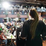 Katrin Lögering, Oberbürgermeister-Kandidatin der Grünen in Dortmund, steht am Rednerpult und spricht zu Parteikollegen.