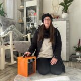 Janett Sachweh sitzt mit einem Heizlüfter in ihrem Wohnzimmer.