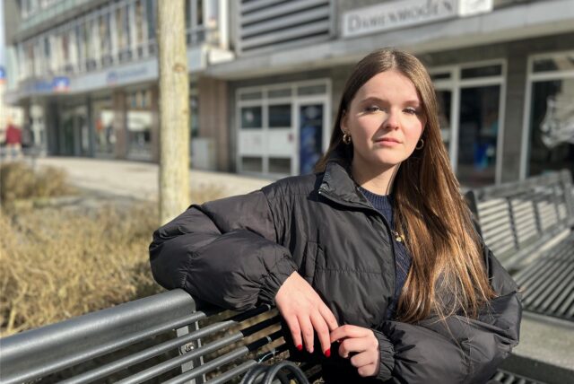 Leonie Dartsch sitzt auf einer Bank.