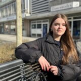 Leonie Dartsch sitzt auf einer Bank.