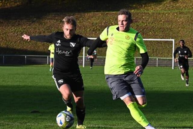 Marko Onucka behauptet den Ball gegen einen Gegenspieler.
