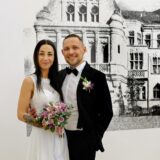 Die Eheleute Esra Öktem und Christian Ly stehen nach ihrer Trauung im Trauzimmer im Recklinghäuser Rathaus