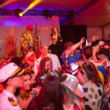 Verkleidete Menschen feiern und tanzen in einem Festzelt beim Kostümball in Menden
