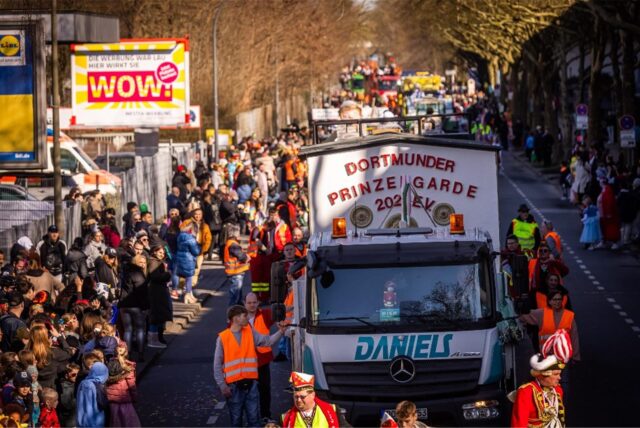 Beim Dortmunder Rosenmontagszug sind zahlreiche Karnevalswagen vom Festplatz an der Eberstraße bis zum Friedensplatz gezogen und haben Kamelle geworfen.
